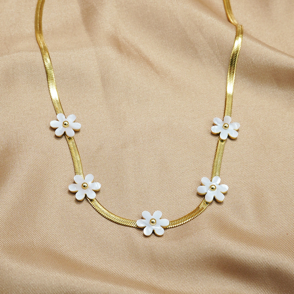 Lxalry 18K Gold Plated Bohemian Floral Necklace   Stainless Steel Skin Safe Jewelry With White Blossom Charms  Hypoallergenic   Tarnish Free Gift For Women Wife Mom, Festive Occasions   Everyday Boho