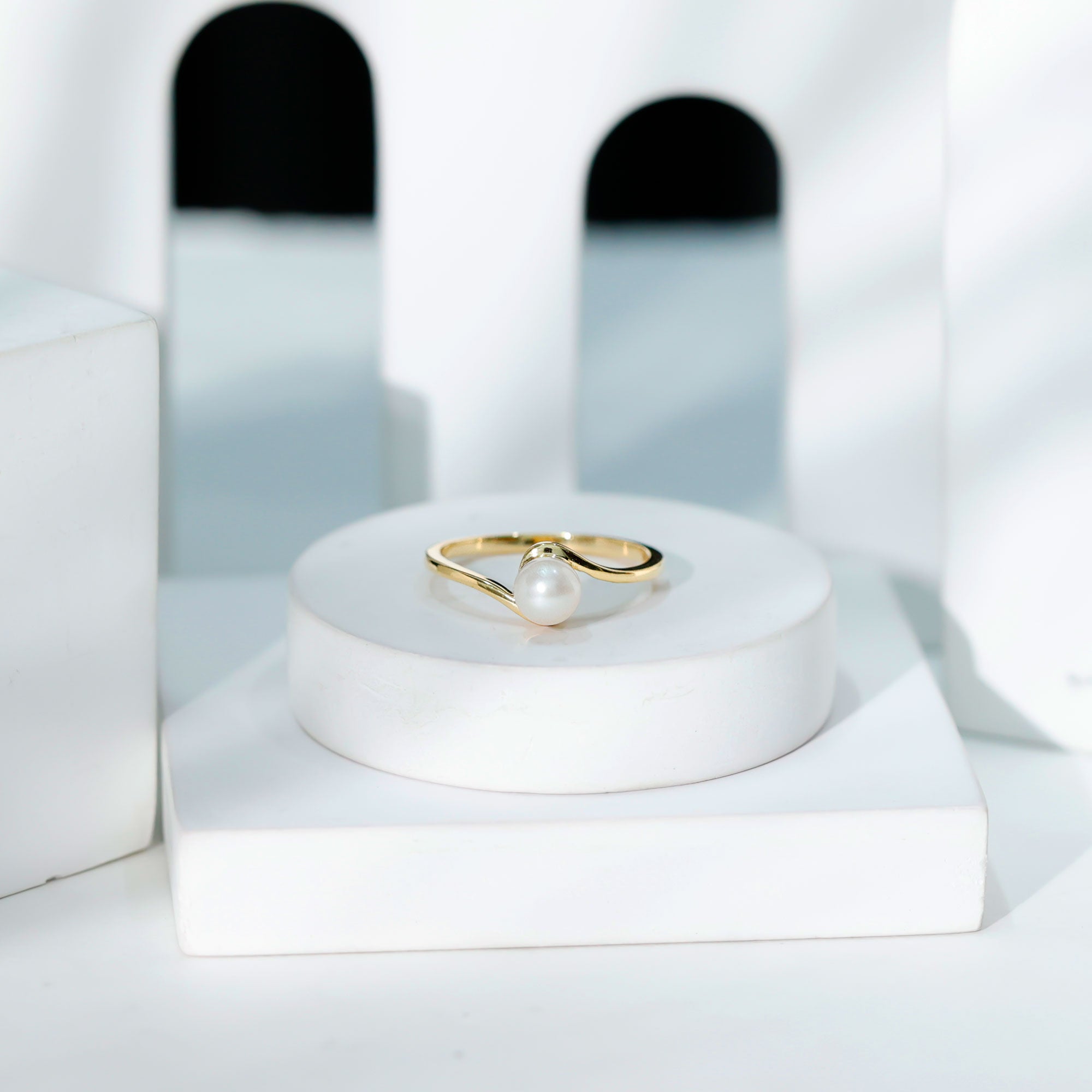 2.25 CT Solitaire Freshwater White Pearl Bypass Ring in Gold