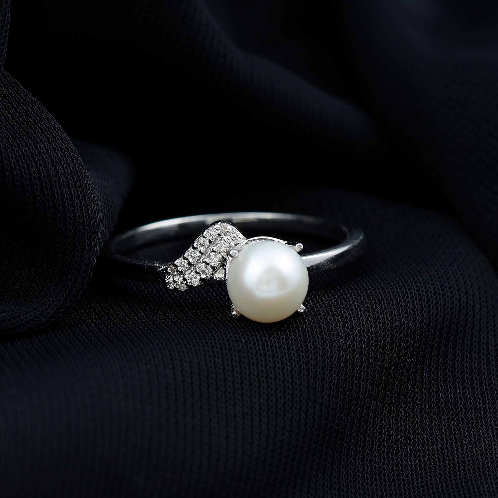 Classic Freshwater Pearl Solitaire Ring with Diamond Leaf