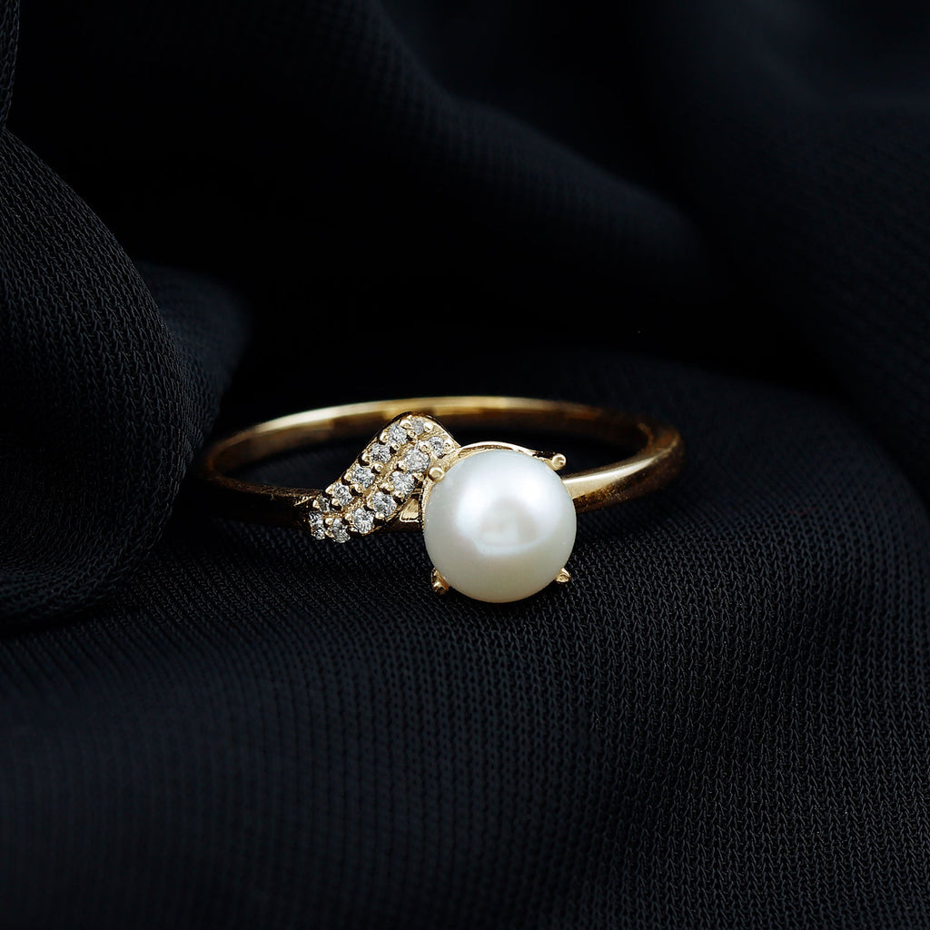 Classic Freshwater Pearl Solitaire Ring with Diamond Leaf