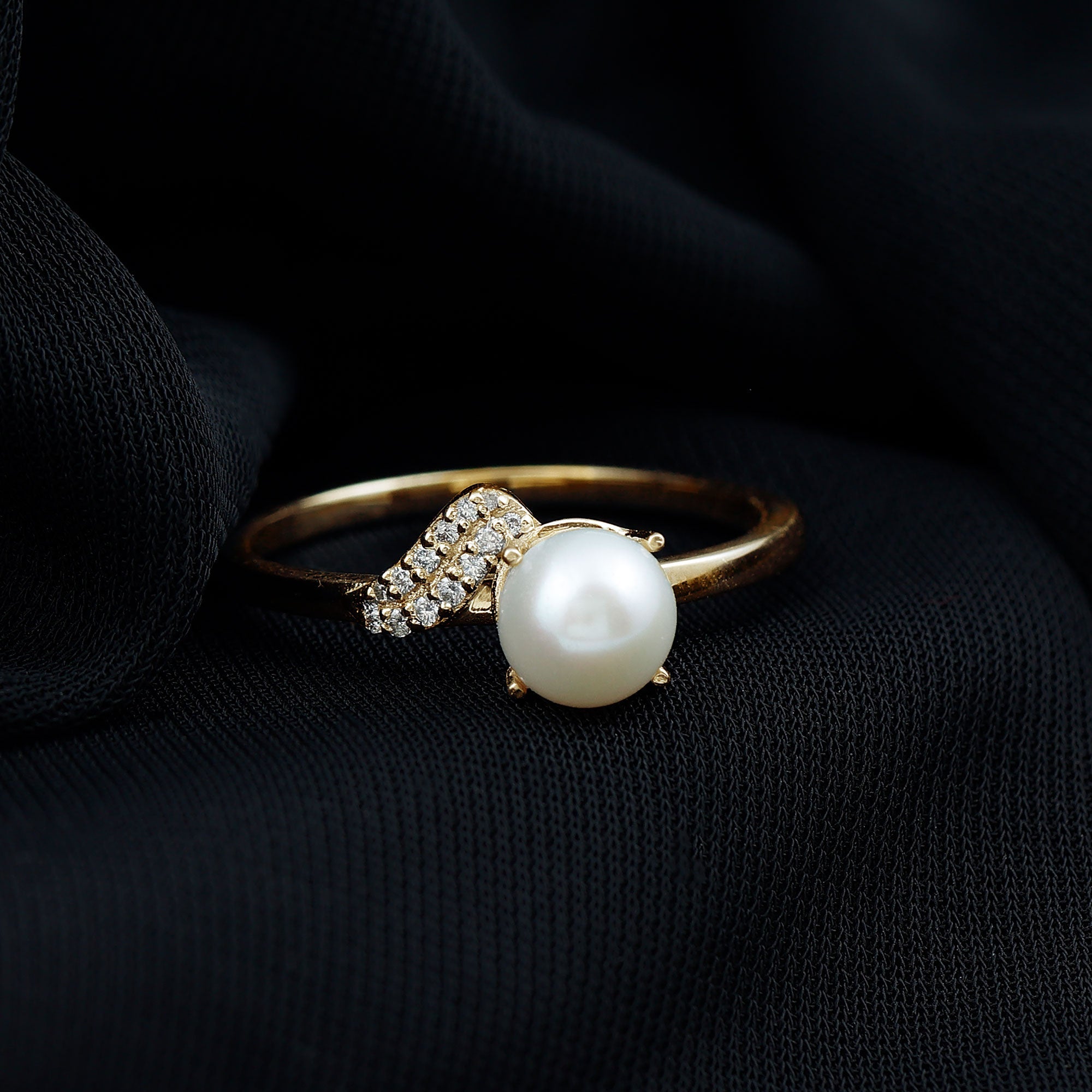 Classic Freshwater Pearl Solitaire Ring with Diamond Leaf