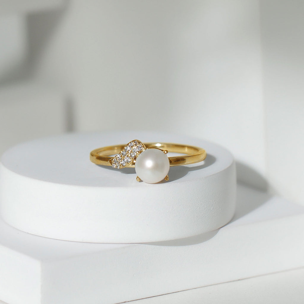 Classic Freshwater Pearl Solitaire Ring with Diamond Leaf