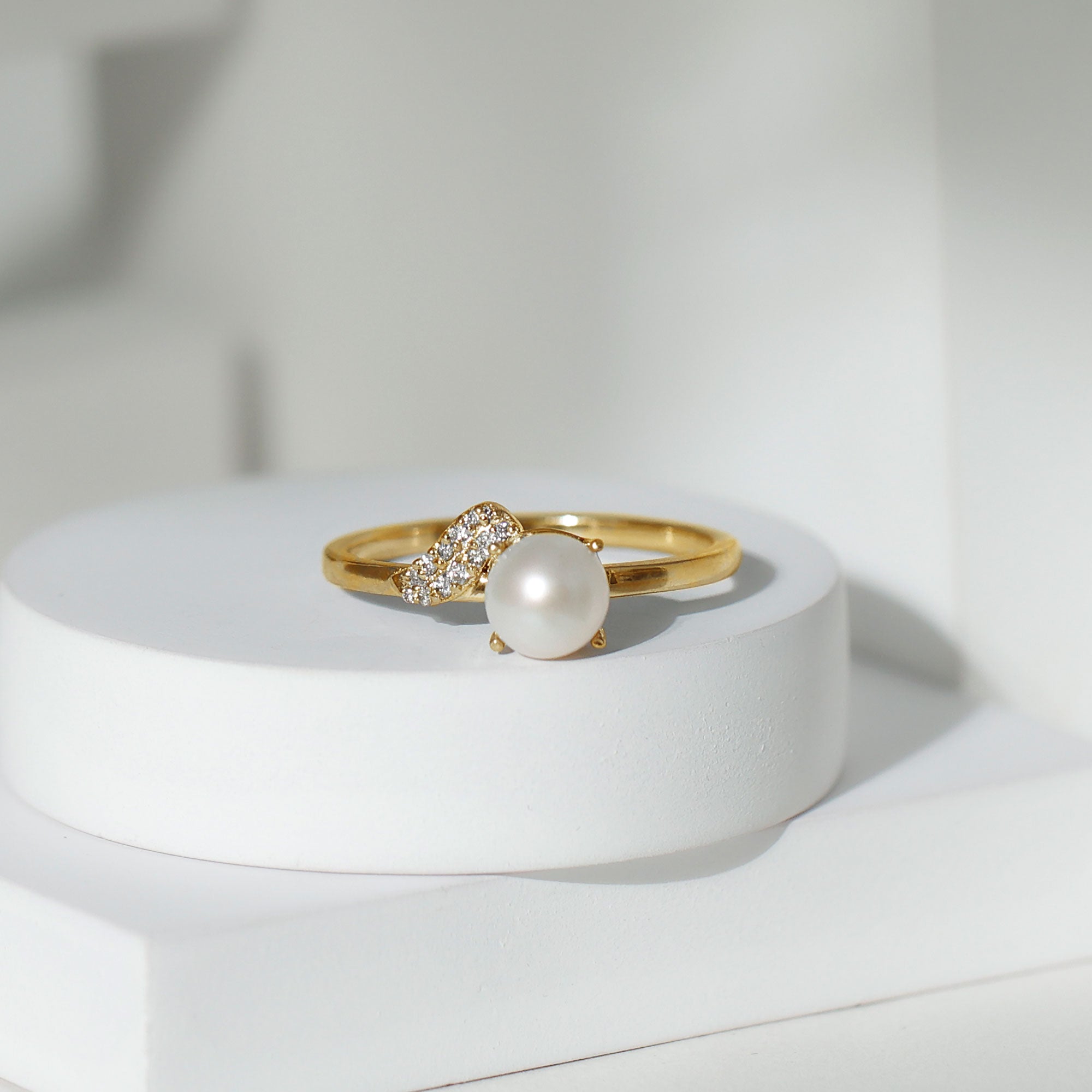 Classic Freshwater Pearl Solitaire Ring with Diamond Leaf