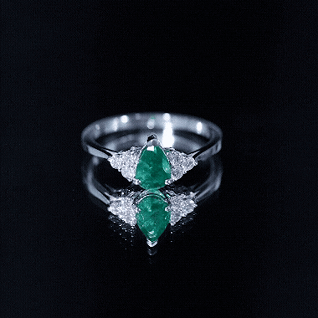 5X7mm AAA Quality Pear Shape Emerald Solitaire Engagement Ring with Diamond Trio