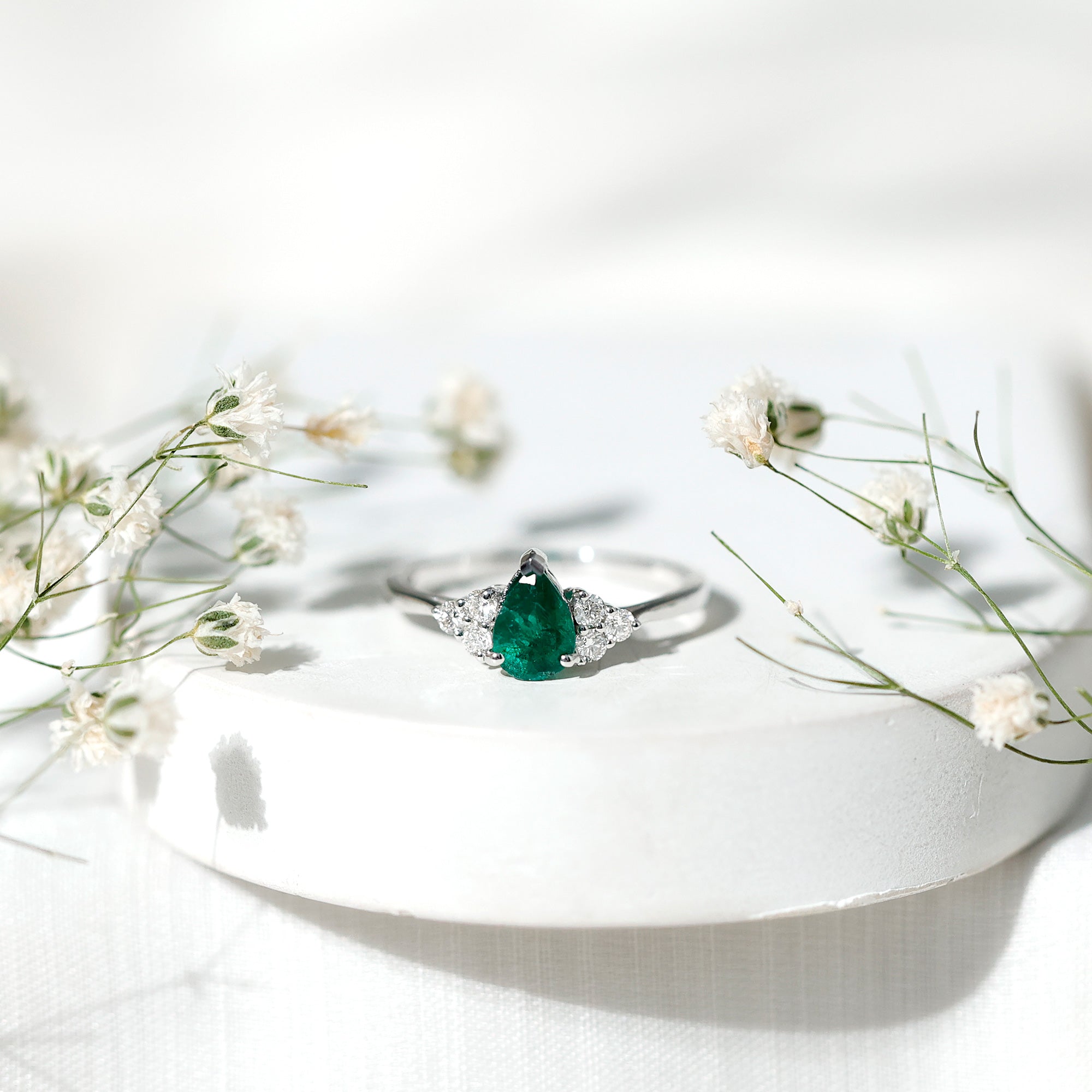 5X7mm AAA Quality Pear Shape Emerald Solitaire Engagement Ring with Diamond Trio