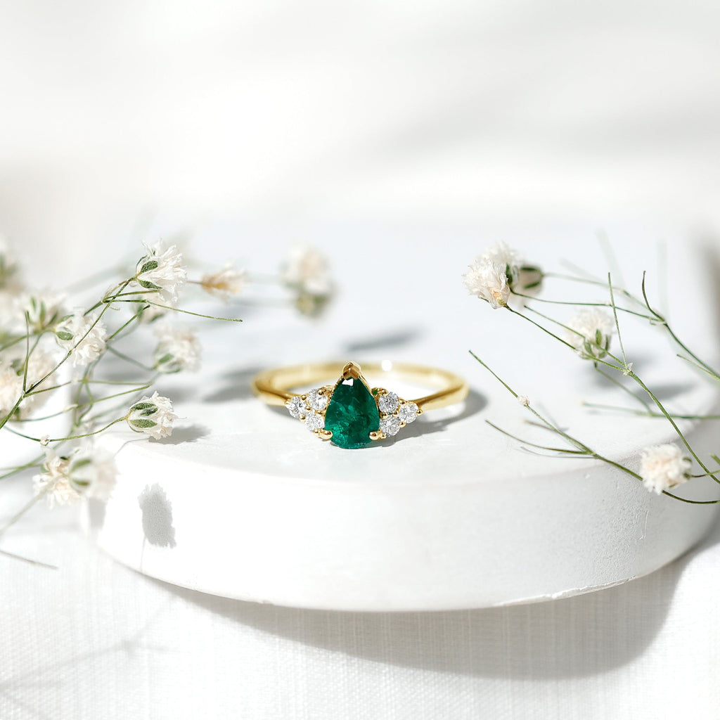 5X7mm AAA Quality Pear Shape Emerald Solitaire Engagement Ring with Diamond Trio