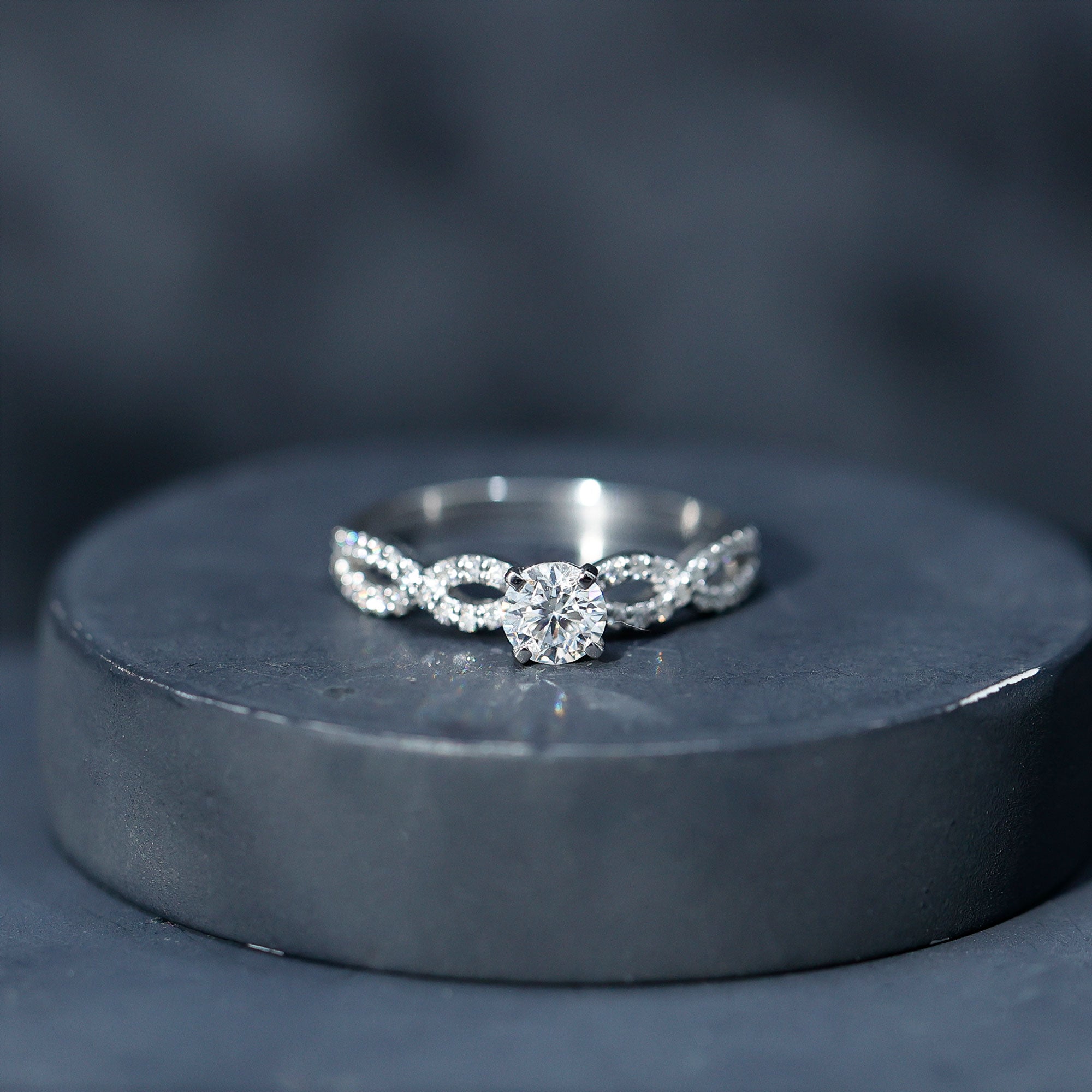 1 CT Round Shape Moissanite Crossover Infinity Ring