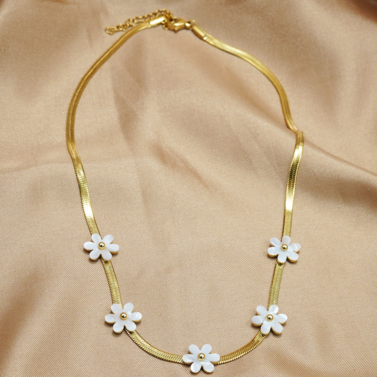 Lxalry 18K Gold Plated Bohemian Floral Necklace   Stainless Steel Skin Safe Jewelry With White Blossom Charms  Hypoallergenic   Tarnish Free Gift For Women Wife Mom, Festive Occasions   Everyday Boho
